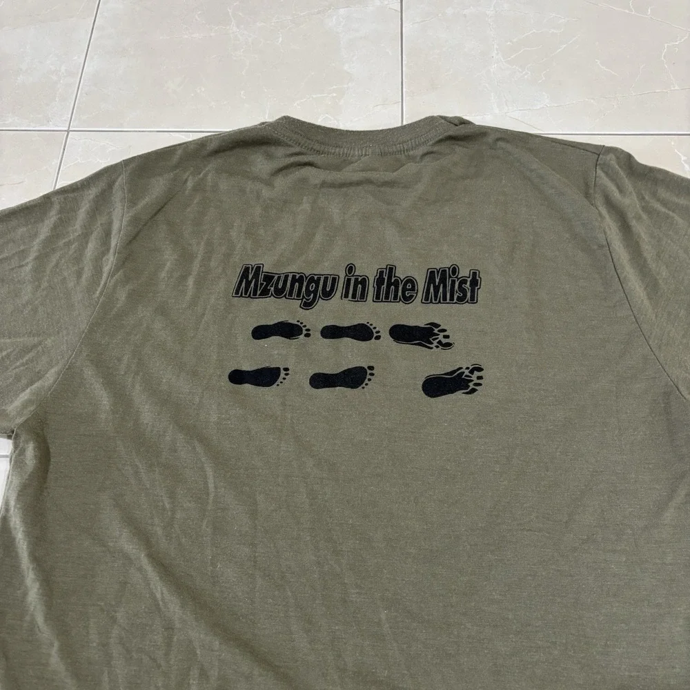 Vintage Mzungu In The Mist T Shirt Africa Movie TV Swahili Mens M Gorilla Animal - Picture 4 of 7